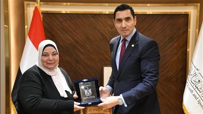 وزير الشباب والرياضة يُكرم المدير التنفيذي لمركز شباب عين الصيرة