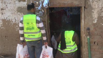 بالصور ... توزيع 900 كيلو من اللحوم على أهالي قرى مركزى سوهاج والمنشاة