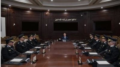 وزير الداخلية يجتمع بالقيادات الأمنية لمتابعة إجراءات تأمين إحتفالات الأعياد