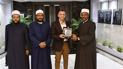 محافظ أسوان:  تكثيف القوافل الدعوية لتعزيز قيم الولاء والإنتماء بين المواطنين