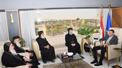 وفد الأقباط الكاثوليك يقدم التهنئة لمحافظ أسوان بمناسبة عيد الفطر المبارك  