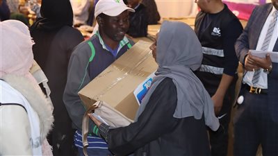“الشباب المصري” ومسلمون حول العالم يوزعان مساعدات غذائية على الأسر السودانية
