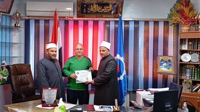 أوقاف السويس تكرم حماة بيوت الله من العمال المتميزين تقديرا لجهودهم