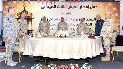 وزير الدفاع يلتقى مقاتلى الجيش الثالث الميدانى ويشاركهم وجبة الإفطار |فيديو 