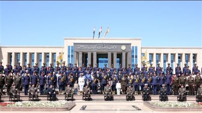 وزير الدفاع يشهد حفل إنتهاء فترة الإعداد لطلبة الأكاديمية والكليات العسكرية 