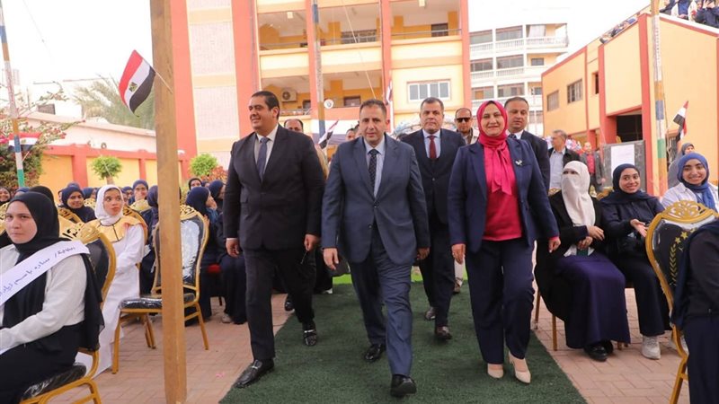 محافظ دمياط يكرم
