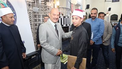 محافظ السويس يشهد تسليم شهادات التقدير للمتميزين في مبادرة 