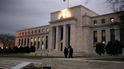 الاحتياطي الفيدرالي يربط خفض الفائدة بتباطؤ التضخم وسط ضغوط الحرب