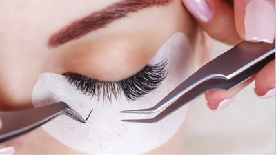 قبل العيد.. وصلات الرموش الشائعة قد تسبب مشاكل خطيرة في العين