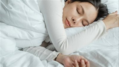 أطعمة تساعد على تحسين جودة النوم والاستيقاظ بنشاط كل صباح 	