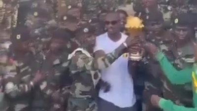 مدرب السنغال يسلم كأس أمم إفريقيا للقوات المسلحة لحراسته في داكار