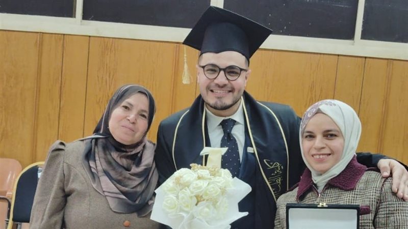 الأم مع أبنائها