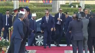 الرئيس السيسي يؤدي صلاة عيد الفطر بمسجد الفتاح العليم (صور) 
