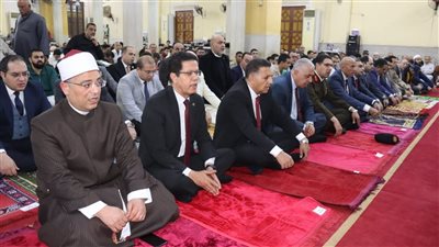 محافظ القليوبية يؤدي صلاة عيد الفطر بمسجد 