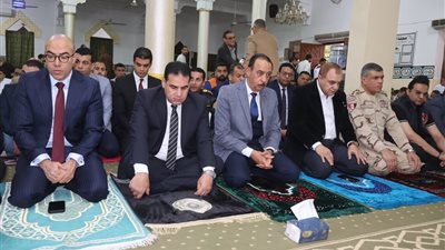 محافظ سوهاج يؤدي صلاة عيد الفطر المبارك بمسجد 