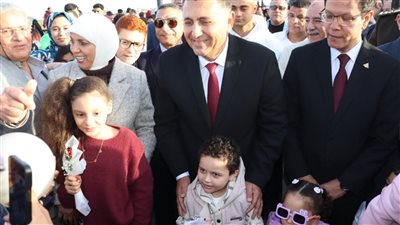 محافظ القليوبية يوزع الورود والهدايا على المواطنين بكورنيش بنها               