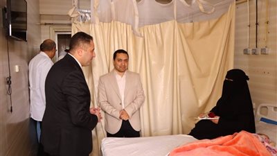محافظ دمياط يزور المستشفى العام لتهنئة المرضى والعاملين بالعيد