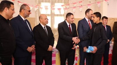 محافظ دمياط يوزع الورود والهدايا على أبناء مؤسسة البنين بفارسكور