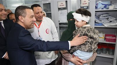 عيد الفطر في المستشفى.. محافظ المنوفية يشارك الأسر الفلسطينية الفرح والكحك