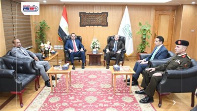 محافظ الفيوم يستقبل المهنئين بعيد الفطر المبارك بمكتبه 