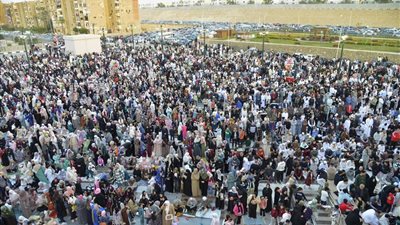 المقطم في ثوب العيد.. مئات الآلاف يحتشدون لصلاة الفطر بمسجد العزيز الحكيم