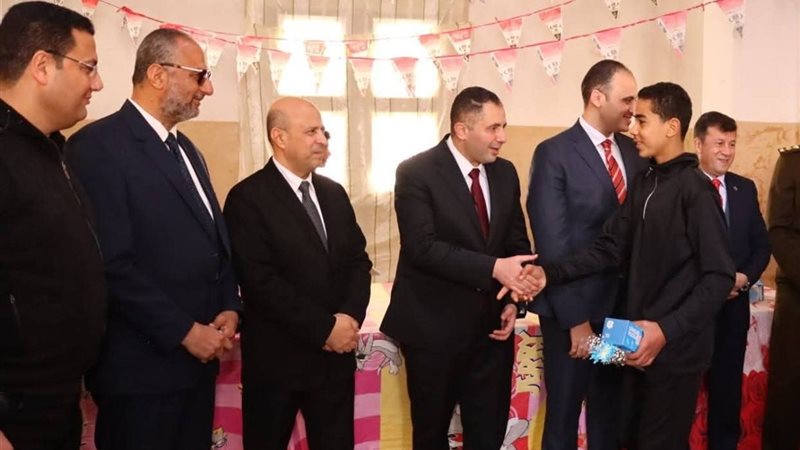 محافظ دمياط يوزع