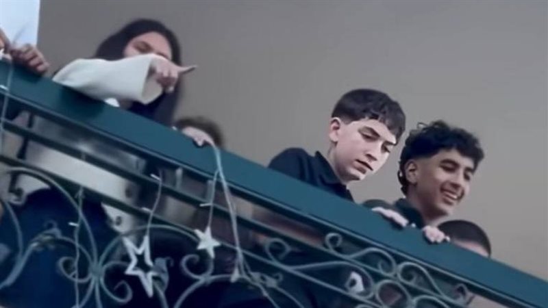 شباب يلقون أكياس