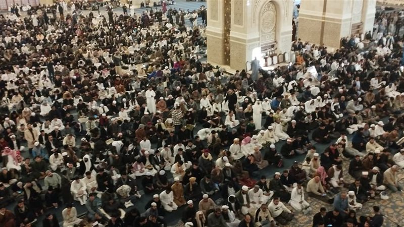 مصليين بالمسجد الكبير