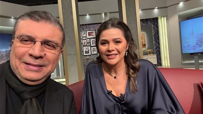 عمرو الليثي يكرم الفنانة يسرا اللوزي ويهديه درع لتميزه بمسلسل كان ياما كان