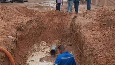  إصلاح كسر ماسورة مياه بمدينة السلام 1 بالسويس  وانقطاع مؤقت للمياه 