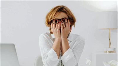 هل شعورك بالضغط النفسي يؤثر على صحة دمك؟ إليك الحقيقة