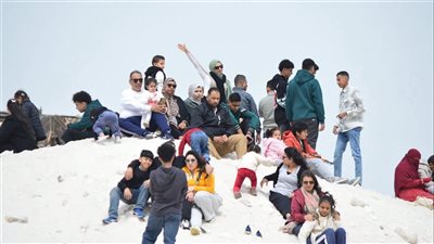 رغم اضطراب الطقس.. توافد رحلات اليوم الواحد لجبال الملح في عيد الفطر المبارك