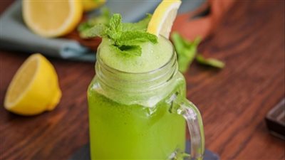 طريقة عمل عصير الليمون باللافندر لتبريد الجسم وتحسين المزاج