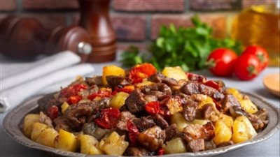 طريقة سهلة لتحضير لحم بالبطاطس والطماطم في المنزل 	