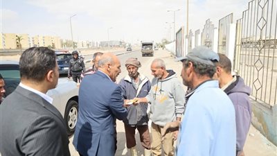 محافظ السويس يوجه بتكثيف أعمال النظافة ويشيد بجهود العمال خلال إجازة العيد