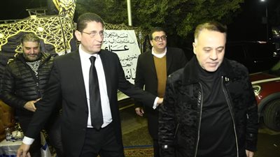 بحضور بعض نجوم الفن .. محمد سري يتلقى عزاء والدة زوجته |صور  