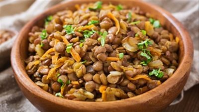 طريقة عمل العدس المطبوخ الصحي بمكونات متوفرة وخطوات سريعة 	