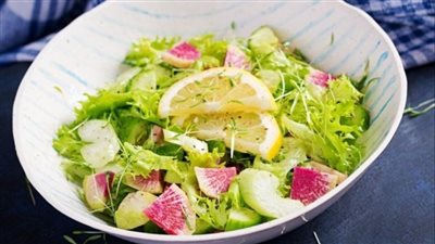 طريقة عمل سلطة الخس بالليمون وزيت الزيتون في 5 دقائق