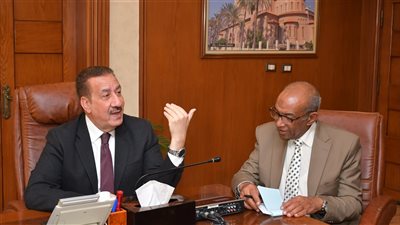 محافظ بورسعيد يناقش خطة تطوير ورفع كفاءة ميدان وحديقة 