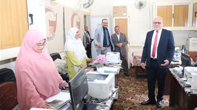 في أول يوم عمل عقب اجازة العيد.. رئيس جامعة سوهاج يهنئ الطلاب والعاملين