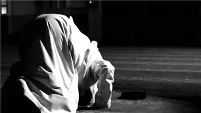 يستكملها أم يقطع.. ماذا يفعل الإمام إذا تذكر أثناء الصلاة أنه غير متوضئ؟
