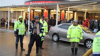 شركة الصرف الصحي بالإسكندرية تكثف جهودها لشفط مياه الأمطار من الشوارع