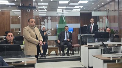 محافظ القليوبية يتابع من مركز سيطرة الشبكة الوطنية تمركزات سيارات شفط الأمطار
