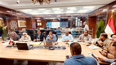نائب محافظ قنا يتابع ملفات تراخيص المحال العامة والإشغالات