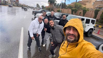 شباب يشاركون بسيارتهم ذات الدفع الرباعي في مساعدة المواطنين في الأمطار 