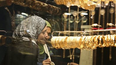 الذهب يشتعل محلياً.. عيار 21 يسجل 7180 جنيهاً     