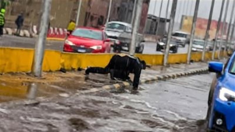 أمين شرطة يسلك البلاعات