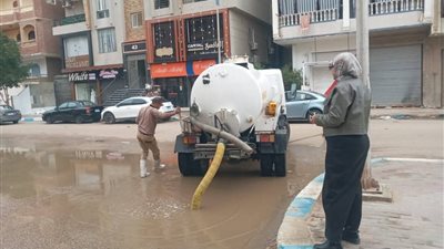 تحركات ميدانية مكثفة بحي فيصل لمتابعة رفع اثار الأمطار وتحقيق السيولة المرورية