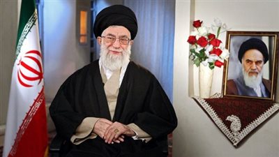 يقرأ القرآن.. إعلام إيراني ينشر الصورة الأخيرة للمرشد الراحل خامنئي قبل وفاته