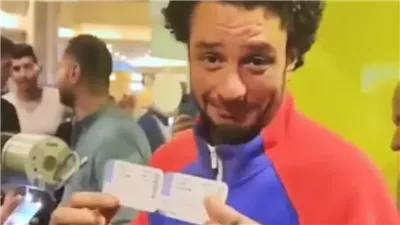 أحمد الفيشاوي يقطع تذاكر فيلمه سفاح التجمع للجمهور من داخل السينمات